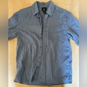 Men’s Relaxed Fit Button Up
